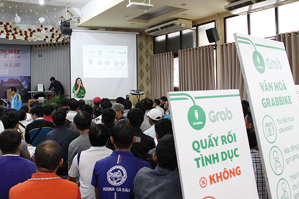 グラブベトナムのドライバー登録講習会には連日100人以上が参加している＝ホーチミン市