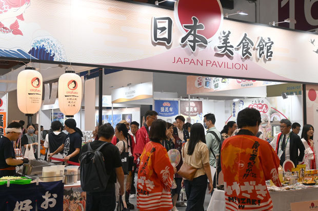 多くの来場者でにぎわう日本美食館のブース＝１日、台北（ＮＮＡ撮影）