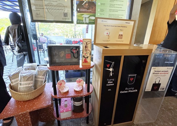 店内に設置されたリサイクルプラスチックを使用した家具、プラスチック容器や袋のリサイクル箱＝７月、バンテン州（ＮＮＡ撮影）