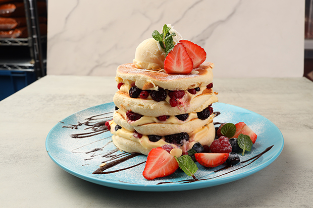 サンパークが販売するミックスベリーなどのフルーツを盛り込んだパンケーキ（サンパーク提供）