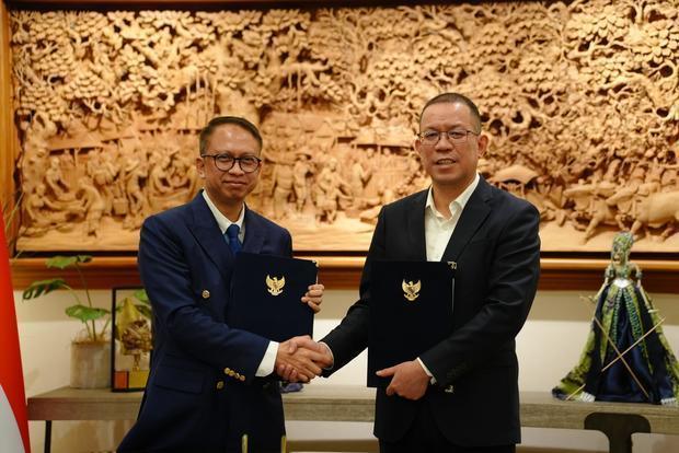 経済担当調整省とタイクン・ペトロケミカルは、北カリマンタン州での製油所・石油化学コンビナート・プロジェクトへの投資に対する政府優遇の確約に関する合意書を締結した＝７月31日（同省提供）