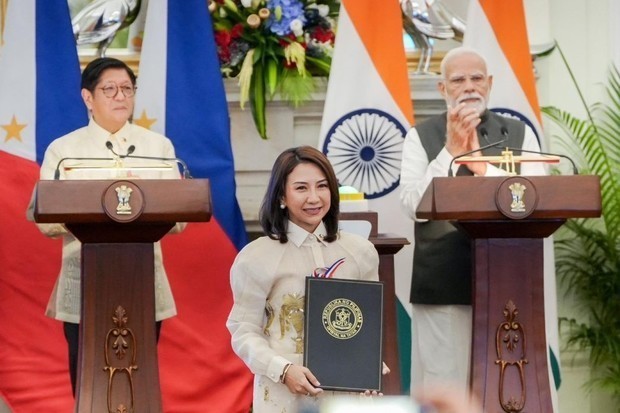 マルコス大統領（左）はフィリピンとインドが相互のビザなしでの渡航制度を実施することで合意したと発表した。右はインドのモディ首相、中央はフィリピンのフラスコ観光相（フィリピン大統領府提供）