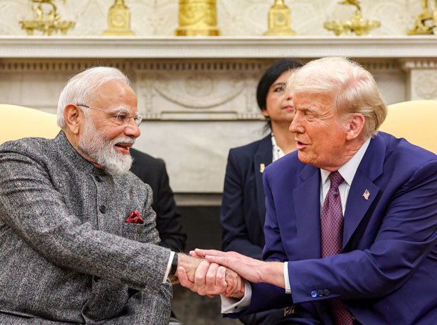 米ホワイトハウスでトランプ米大統領（右）と会談するインドのモディ首相＝2025年２月、米ワシントン（ＰＴＩ通信）