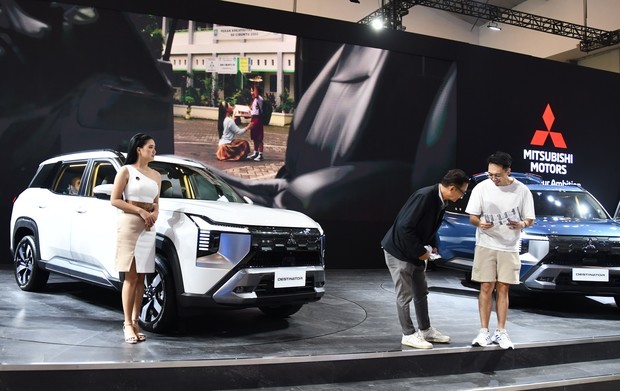 「ガイキンド・インドネシア国際オートショー（ＧＩＩＡＳ）2025」の三菱自動車ブースの中央に展示された新型ＳＵＶ「デスティネーター」＝７月、バンテン州（ＮＮＡ撮影）