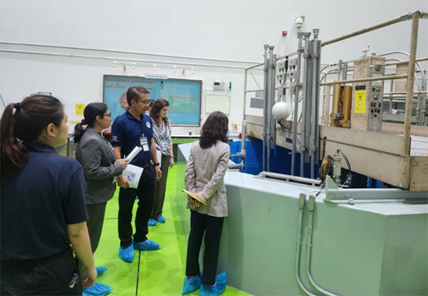 タイ国家原子力技術研究所の研究炉を視察する国際原子力機関（ＩＡＥＡ）チーム（タイ原子力平和利用事務局提供）