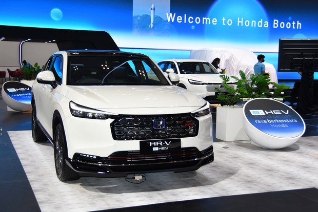 「ガイキンド・インドネシア国際オートショー（ＧＩＩＡＳ）2025」でホンダのブースに展示されたＳＵＶ「ＨＲ―Ｖ ｅ：ＨＥＶ」＝７月、バンテン州（ＮＮＡ撮影）