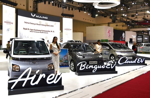 上汽通用五菱汽車の展示ブースに並ぶ「エア ev」「ビンゴＥＶ」「クラウドＥＶ」＝７月、バンテン州（ＮＮＡ撮影）