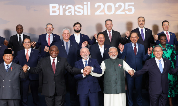 ７月のＢＲＩＣＳ首脳会議で開催国ブラジルのルラ大統領を中心に手を取り合う首脳陣＝７月７日（インド政府提供）