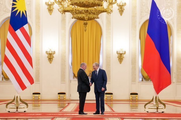 握手するイブラヒム国王（左）とプーチン大統領＝６日、モスクワ（イブラヒム国王の公式フェイスブックより）