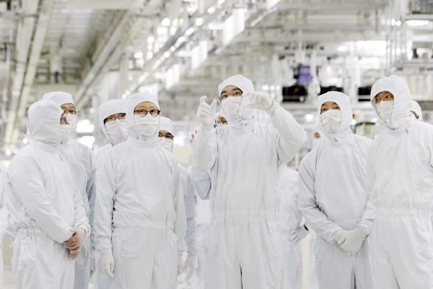 半導体工場を視察する李会長（サムスン電子提供）