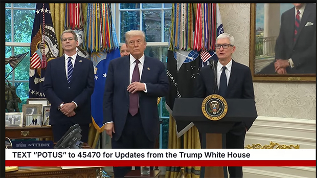 トランプ大統領（前列左）の記者会見に同席したアップルのティム・クックＣＥＯ（同右）＝６日、米（米ホワイトハウス公式ユーチューブより）