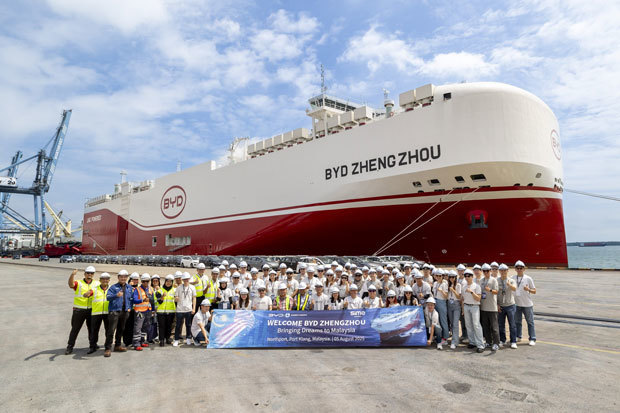 ＢＹＤの自動車運搬船「ZHENGZHOU（鄭州）」は５日にスランゴール州ポートクランのクラン北港に到着した（サイムダービー・モーターズ提供）