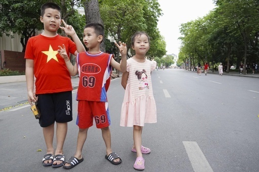 ベトナムの首都ハノイで歩行者天国を歩く子ども＝６月（共同）