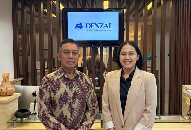 ＤＥＮＺＡＩヘビーリフト・インドネシアのカントリーマネジャー、フィトラ氏（左）と総務人事担当のトリア氏（ＤＥＮＺＡＩ提供）