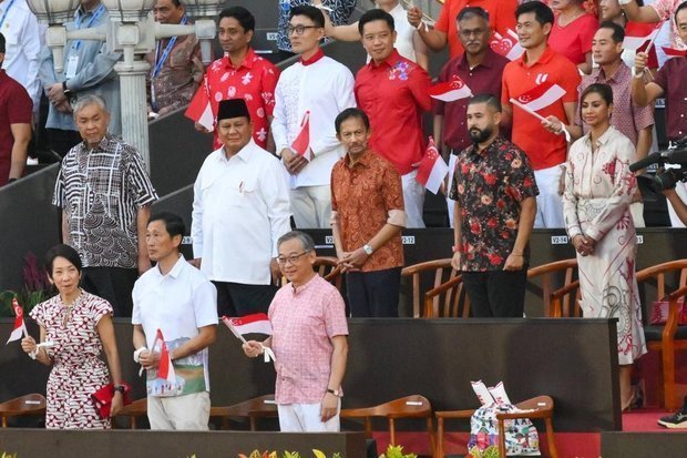 建国60周年の祝賀行事にインドネシアのプラボウォ大統領（中段左から２人目）ら周辺３カ国の首脳が出席した＝９日、シンガポール中心部（ST PHOTO: SHINTARO TAY）