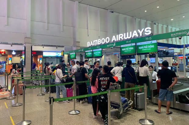 バンブー航空のチェックインカウンター＝2024年４月、ホーチミン市