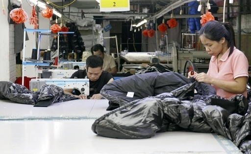 ベトナム北部フンイエン省の縫製工場で働く人たち＝７月（共同）