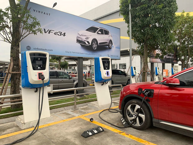 ベトナムのＥＶメーカー、ビンファストの充電設備＝2023年３月、ハノイ市