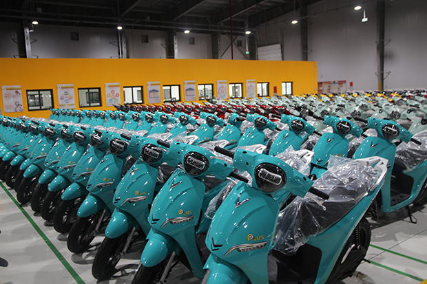 ビンファストの電動バイク工場＝2023年６月、ハイフォン市