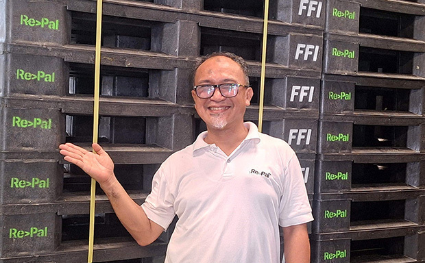 レパルが牛乳メーカーの包装材を使用して生産したパレットを紹介するルトフィ工場長＝７月、東ジャワ州（ＮＮＡ撮影）