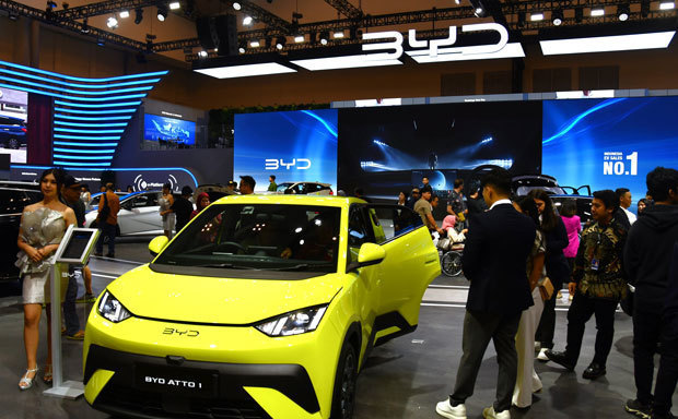 小型車「ＡＴＴＯ１」を前面に出した、「ガイキンド・インドネシア国際オートショー（ＧＩＩＡＳ）2025」のＢＹＤの展示ブース＝７月、バンテン州（ＮＮＡ撮影）