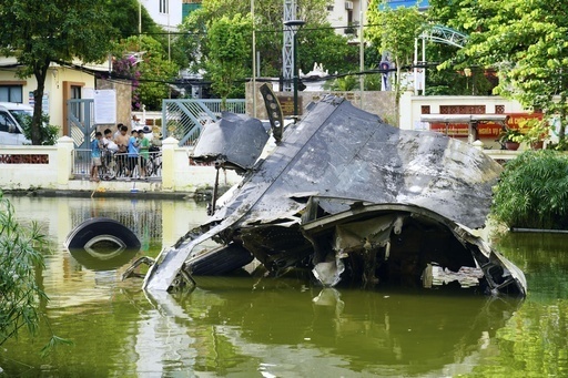 池に残されたＢ52戦略爆撃機の残骸＝７月、ベトナム・ハノイ（共同）