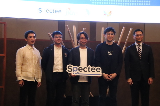 村上ＣＥＯ（中央）らがフィリピンでの普及に意気込みを見せた＝14日、首都圏ケソン市（ＮＮＡ撮影）
