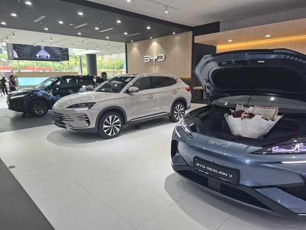 スポーツタイプ多目的車（ＳＵＶ）「シーライオン７」などが並ぶＢＹＤの販売店＝19日、中心部（ＮＮＡ撮影）

