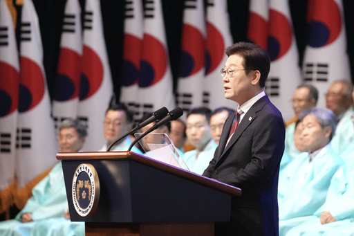15日、ソウルで開かれた「光復節」の式典で演説する韓国の李在明大統領（共同）