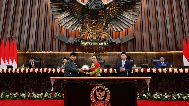 プラボウォ大統領は2026年度国家予算案をプアン国会議長に手渡した＝15日（大統領府提供）