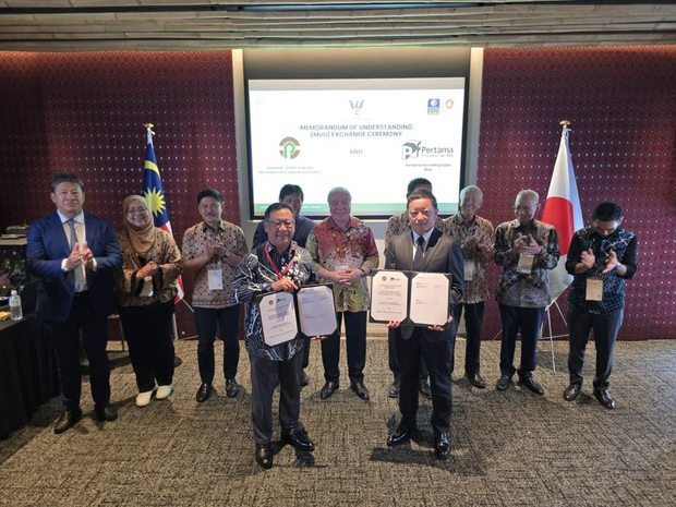 サラワク林業開発公社（ＰＵＳＡＫＡ）とプルタマ・フェロアロイズは、竹の商業生産に関する覚書を締結した＝大阪府（サラワク林業開発公社の公式フェイスブックより）