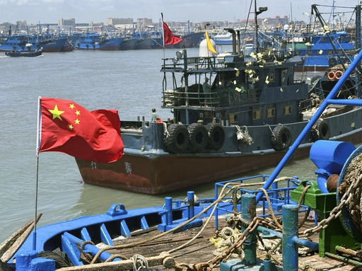 中国福建省石獅市の漁港から出港する漁船＝16日（共同）