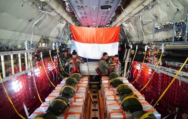 インドネシア国軍がガザ地区に投下するために輸送した支援物資（同軍提供）