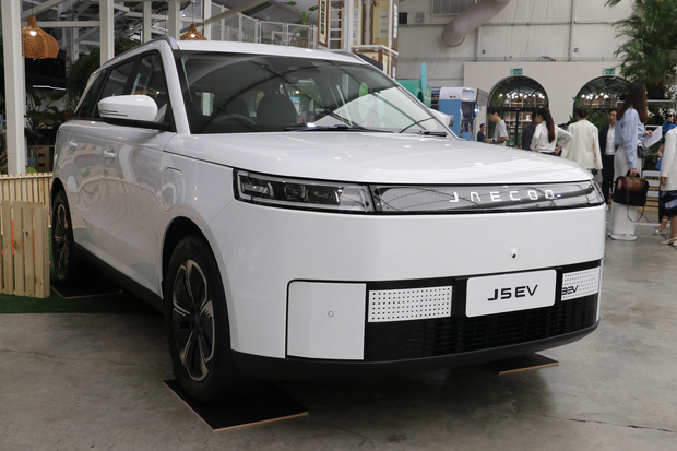 中国自動車大手、奇瑞汽車のタイ法人は19日、電気自動車（ＥＶ）の「Ｊａｅｃｏｏ５ ＥＶ」を正式に発売した＝首都バンコク（ＮＮＡ撮影）