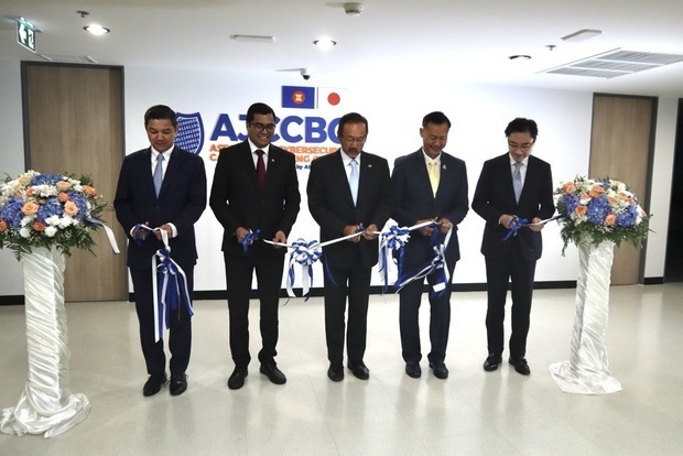 日ＡＳＥＡＮサイバーセキュリティ能力構築センターの新施設開所式では、大鷹正人駐タイ日本国大使（中央）らがテープカットを実施した＝18日、首都バンコク（ＮＮＡ撮影）