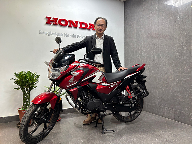 バングラデシュホンダの森澤将社長と「ＳＰ125」（同社提供）