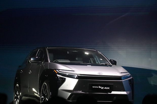 タイ国トヨタ自動車が再投入したスポーツタイプ多目的車のバッテリー式電気自動車「ｂＺ４Ｘ」＝21日、首都バンコク（ＮＮＡ撮影）