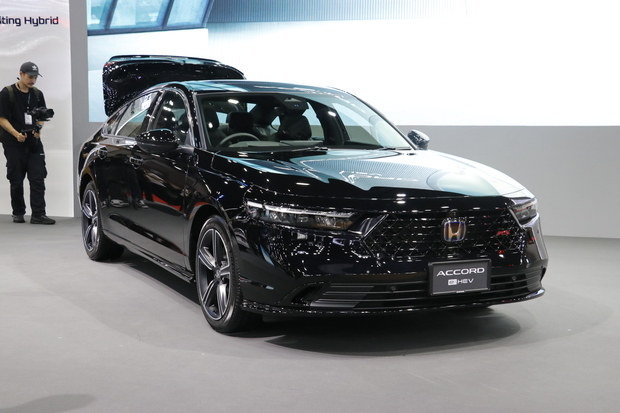 ホンダオートモービル（タイランド）は、ハイブリッドシステム「ｅ：ＨＥＶ」を搭載するセダン「アコード」の新型車を発表した＝22日、首都バンコク（ＮＮＡ撮影）