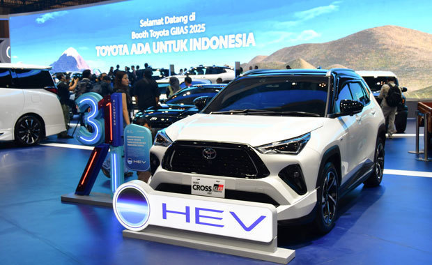 自動車展示・販売会「ガイキンド・インドネシア国際オートショー（ＧＩＩＡＳ）2025」で展示された、トヨタの現地生産ＨＶモデル「ヤリス・クロス」＝７月、バンテン州（ＮＮＡ撮影）