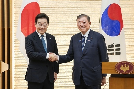 共同記者発表する石破首相（右）と韓国の李在明大統領（共同）