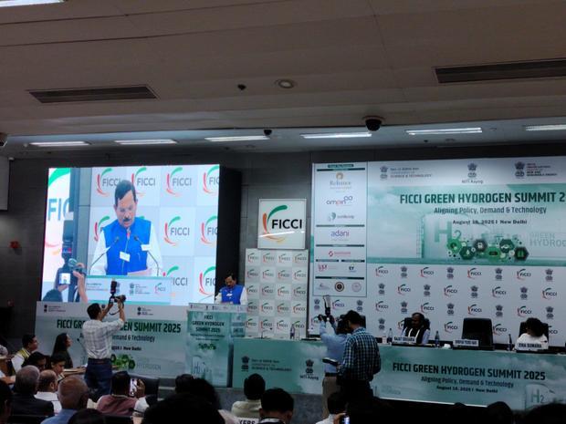 インド商工会議所連合会（ＦＩＣＣＩ）が首都ニューデリーで開催した「ＦＩＣＣＩグリーン水素サミット2025」で講演する新・再生可能エネルギー省のシュリパド・ナイク閣外大臣＝19日（ＮＮＡ撮影）