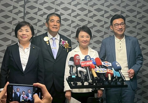 台中市の盧秀燕市長（右から２人目）は国民党の次期主席選に出馬しない意向を表明した＝24日（中央通信社）