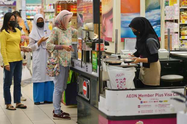 イオンの店舗でレジに並ぶ顧客（イオンマレーシア提供）
