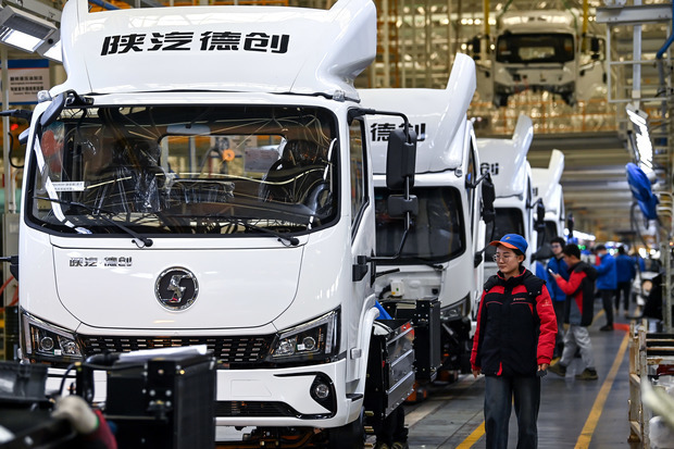 中国商用車市場は電動化の波が加速している。全体の販売はその年の市況に左右されているものの、「新エネルギー車（ＮＥＶ）」は右肩上がりで推移。特に2025年は買い替え補助金の政策を追い風に販売を伸ばしている＝陝西省宝鶏市（新華社）