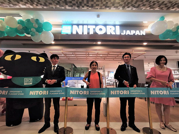 グローバル旗艦店のオープンセレモニーでテープカットをする佐野執行役員（右から２人目）ら＝８月28日、シンガポール中心部（ＮＮＡ撮影）