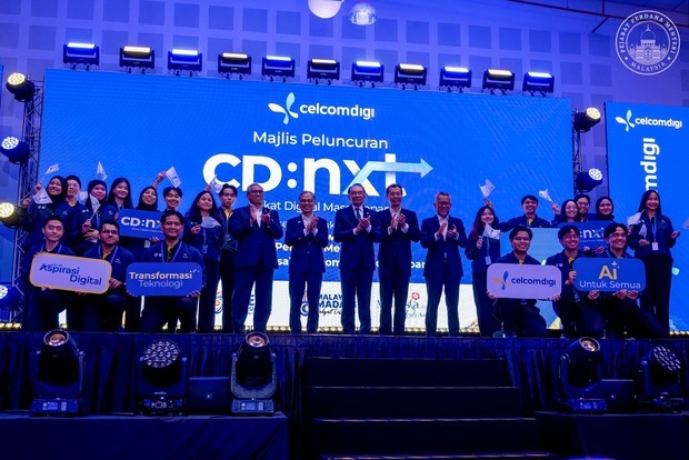 セルコムＤｉＧｉの人材育成プログラム「ＣＤ：ＮＸＴ」の発表会には、アンワル首相（中央）も出席した＝26日（アンワル氏の公式フェイスブックより）
