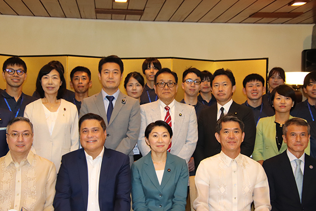 式典で記念撮影する小渕衆議院議員（前列中央）、ズビリ上院議員（同左から２人目）ら＝28日、首都圏マカティ市（ＮＮＡ撮影）
