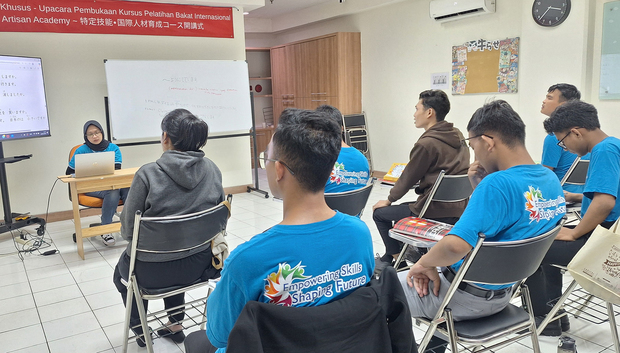 インドネシアイオンディライト職人学院の日本語授業の様子。生徒たちは「日本でお金を稼いで家族の生計を助けたい」と話した＝ジャカルタ特別州（ＮＮＡ撮影）