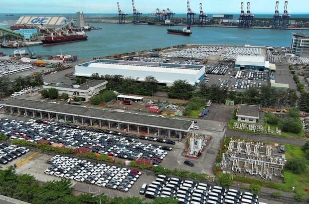 台北港に入港し、通関手続きを待つ輸入車（中央通信社）