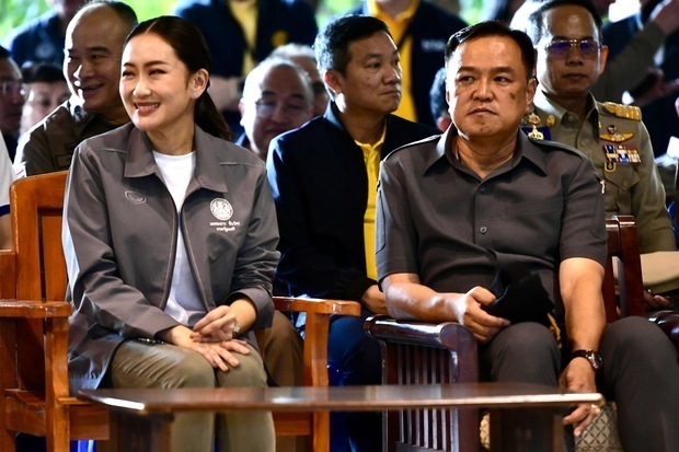 首相を解任されたぺートンタン氏（左）と、政権奪取を狙うタイ誇り党のアヌティン党首（タイ政府提供）